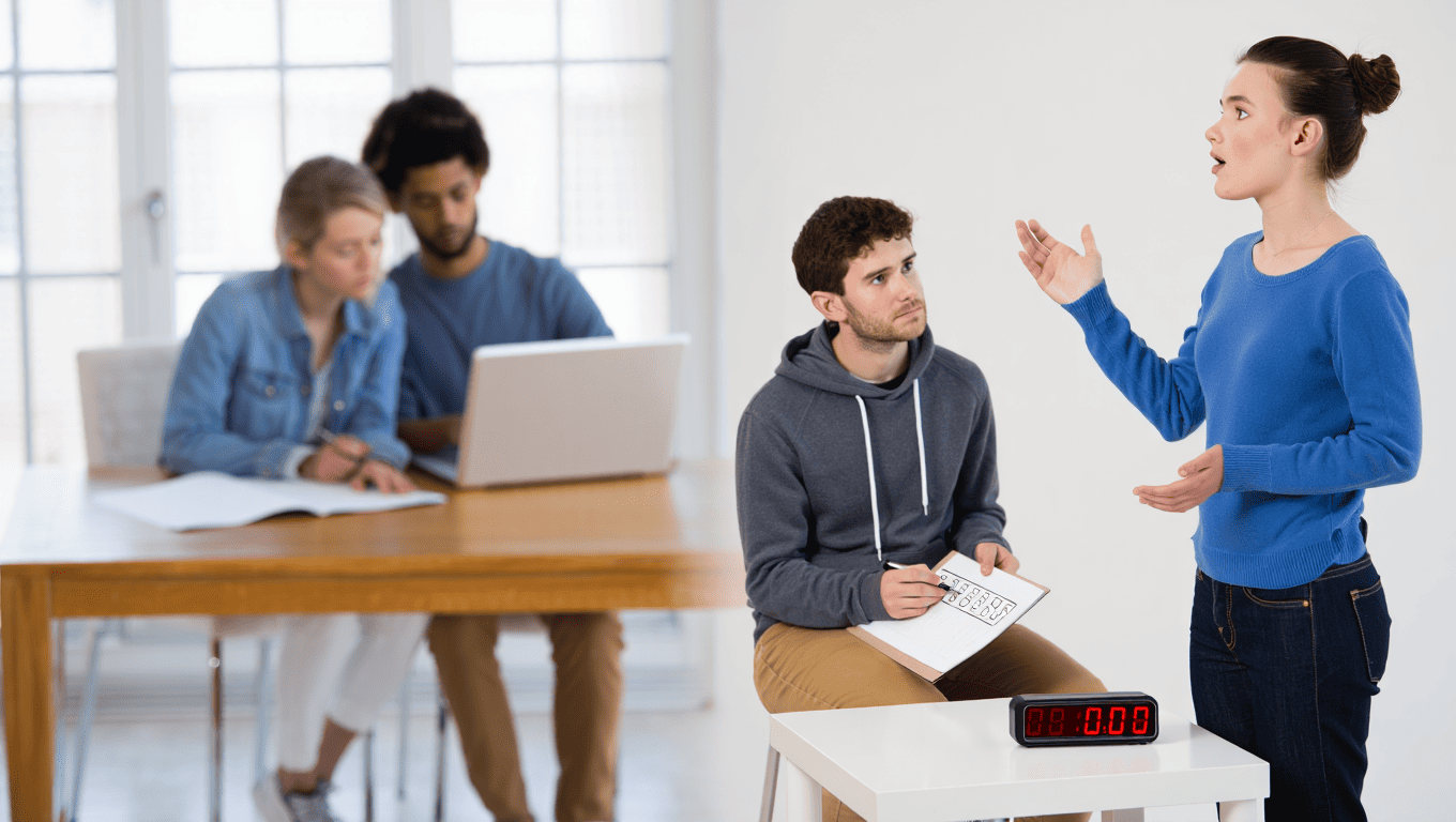 Una pareja del equipo ensaya y la otra prepara su intervención